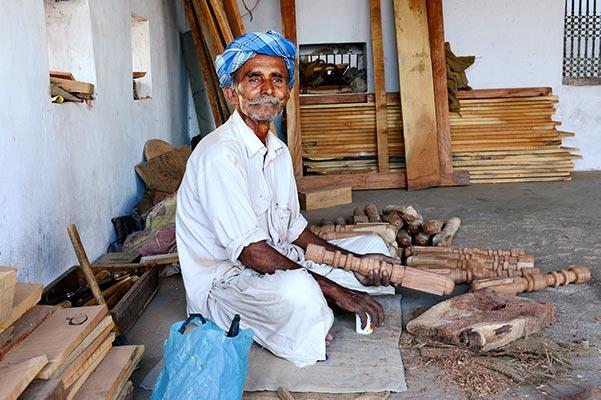 Meubels om ambachtelijke creativiteit aan te wakkeren Meubels Roots Rajasthani Carpenter