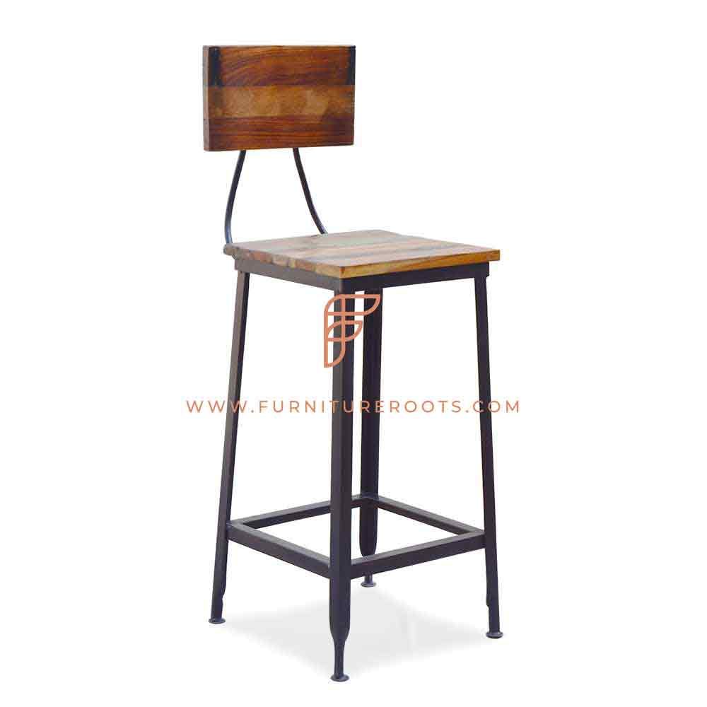 Chaise de bar en métal de conception industrielle de la série FR Barstools avec siège en bois et dossier pleine hauteur