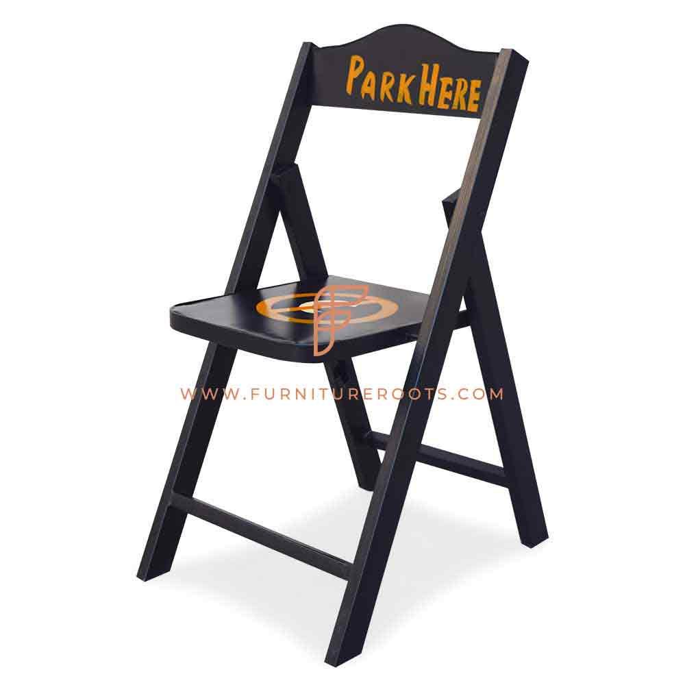 Cadeira dobrável de metal série FR Chairs com marcações personalizadas no assento e no encosto