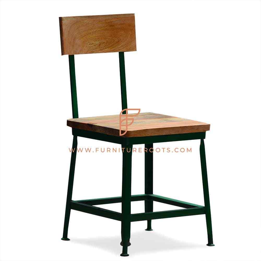 Cadeira lateral com design industrial rústico série FR Chairs em acabamento natural