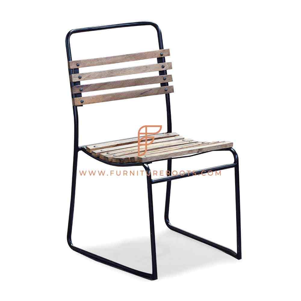 Sedia con schienale a scala dal design industriale serie FR Chairs con seduta curva nera