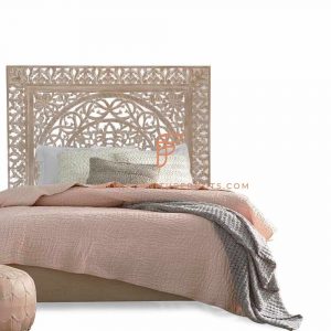 rustieke Indiase bedframes en beddengoed