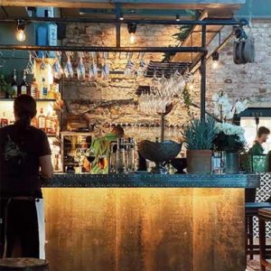 Comptoir de bar personnalisé par FurnitureRoots pour Kattholmen Restaurant Sweden