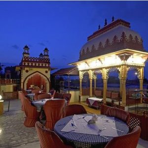 Asientos en el patio de la azotea en Jaipur