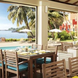 meubles de café en bois massif au bord de la piscine