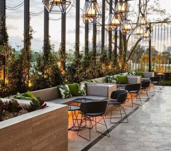 Mesa de bar con estilo industrial y superficie de vidrio., Camas de ratán  de alta gama para hoteles